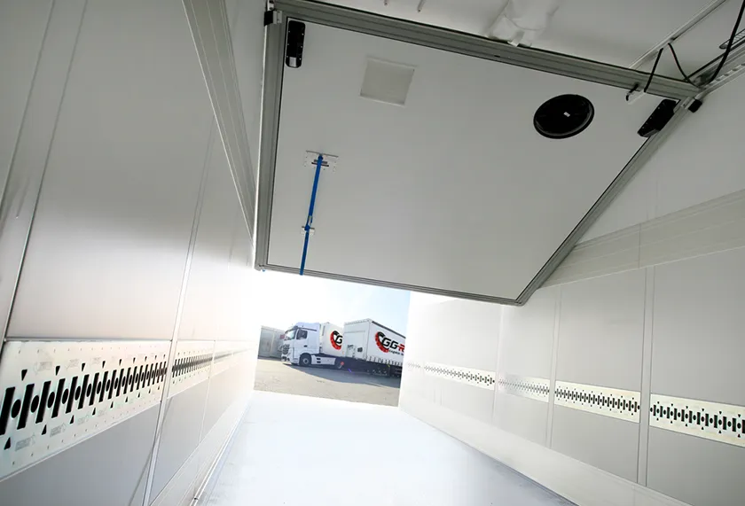 LKWs im Hof fotografiert aus einem LKW heraus